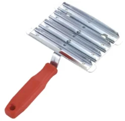 KERBL Metall-Striegel, fein, mit Kunststoffgriff